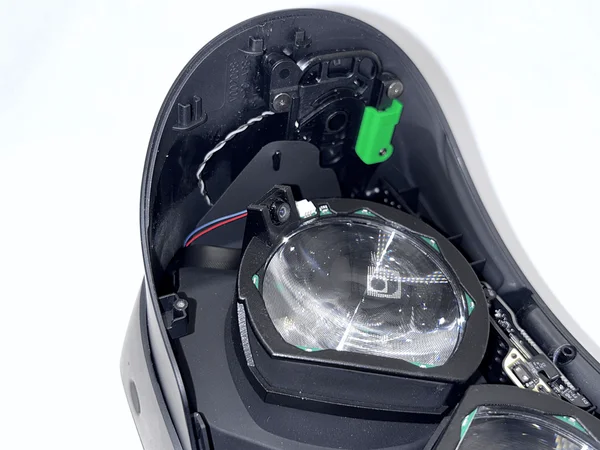 Baigta sąranka su keturiais juostiniais kabeliais, nuvestais per ausinių priekį