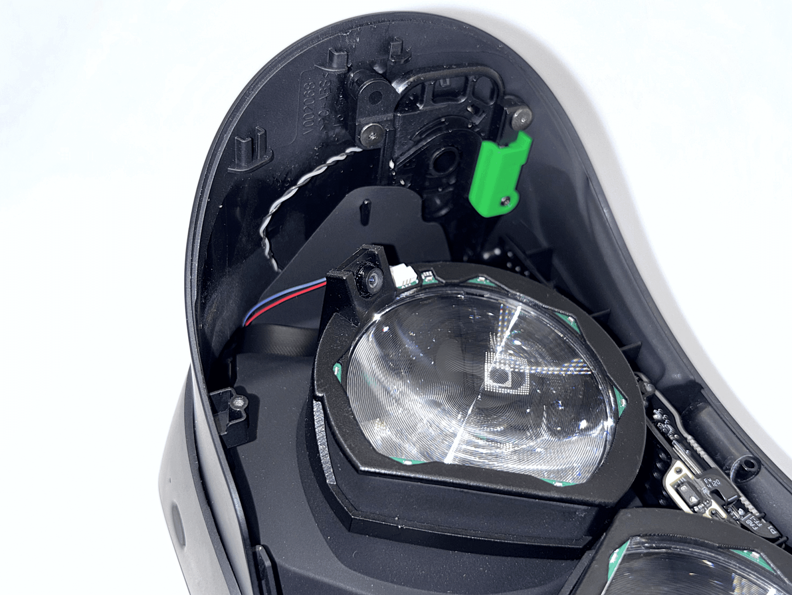 Baigta sąranka su keturiais juostiniais kabeliais, nuvestais per ausinių priekį