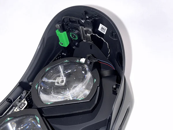 Kairės pusės kabelių vedimo detalė