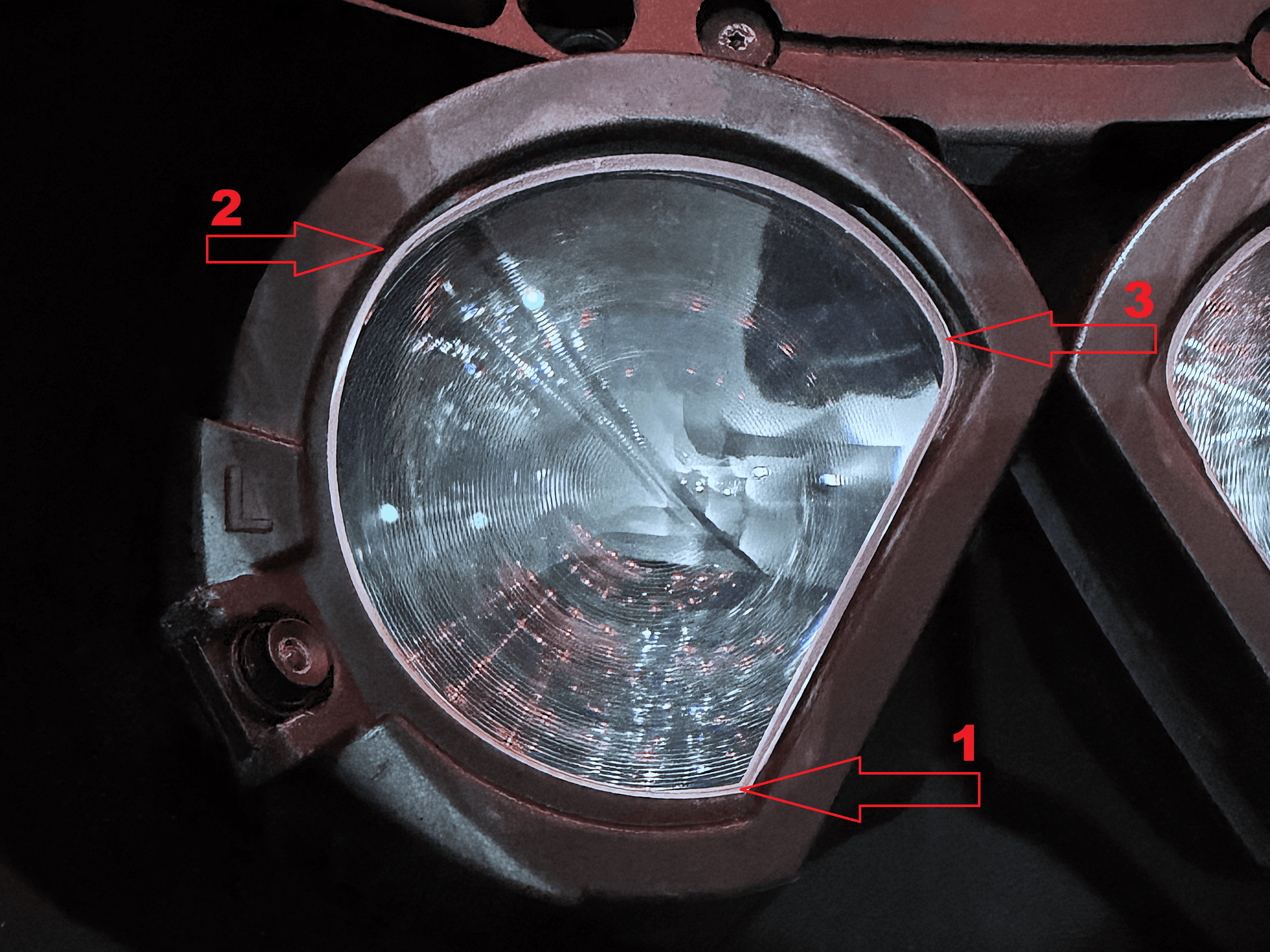 Linkerlens (L) in de nieuwe oogmodule, met rode pijlen die de drukvolgorde aangeven: 1 = onderste (scherpere) hoek, 2 = bovenste buitenrand, 3 = bovenste binnenrand