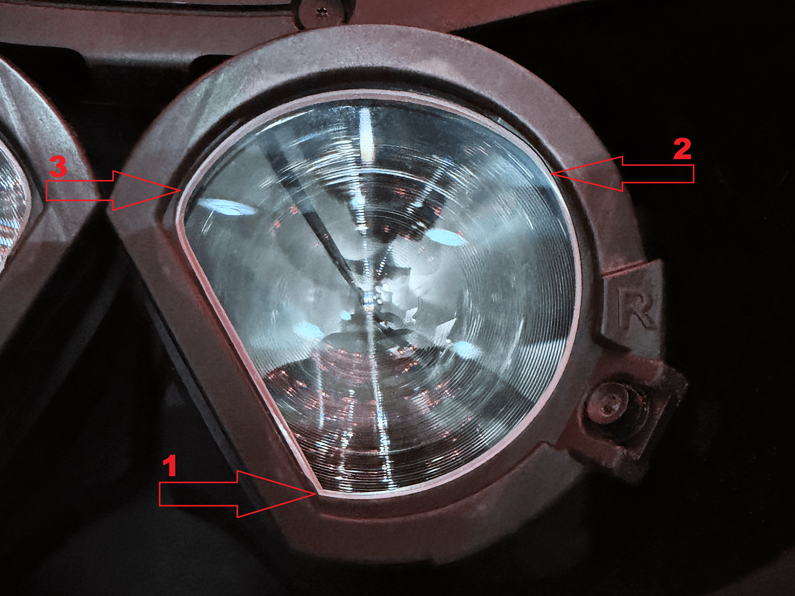 Rechterlens (R) in de nieuwe oogmodule, met rode pijlen die de drukvolgorde aangeven: 1 = onderste (scherpere) hoek, 2 = bovenste buitenrand, 3 = bovenste binnenrand