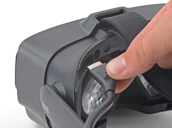 Jungiamojo kabelio ištraukimas iš ausinių