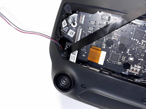 Tarpas tarp plastikinio korpuso ir srieginio įdėklo pažymėtas