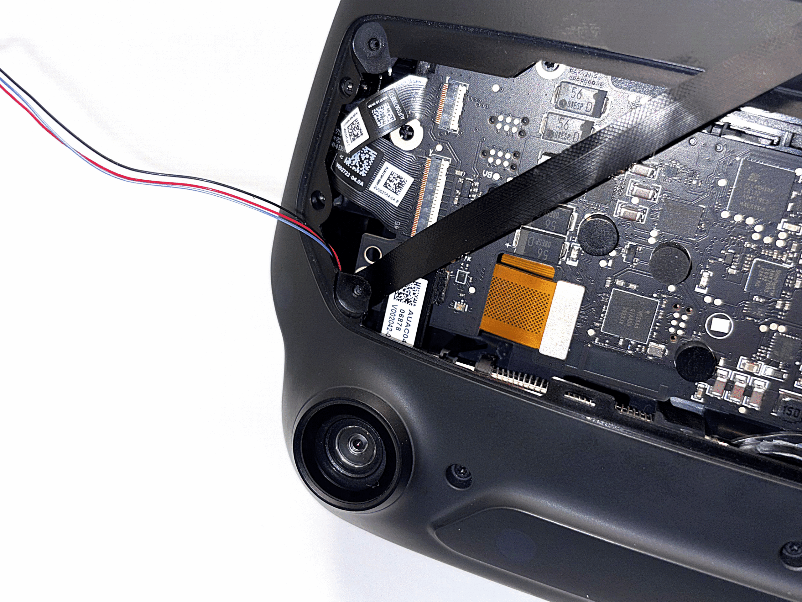 Tarpas tarp plastikinio korpuso ir srieginio įdėklo pažymėtas