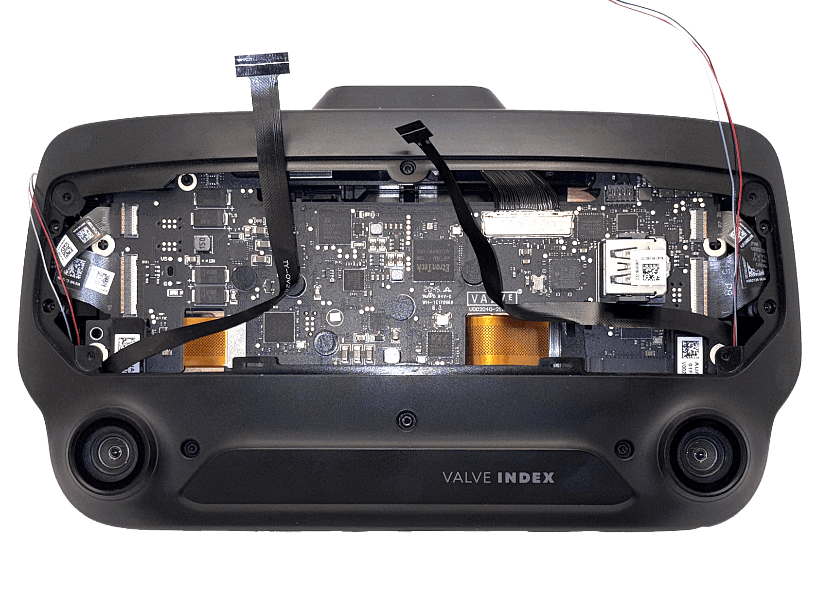 Kabeliai iš anksto palenkti ir teisingai pravesti per priekinį skydelį