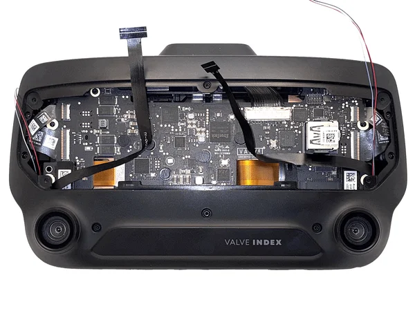 Kabeliai iš anksto palenkti ir teisingai pravesti per priekinį skydelį