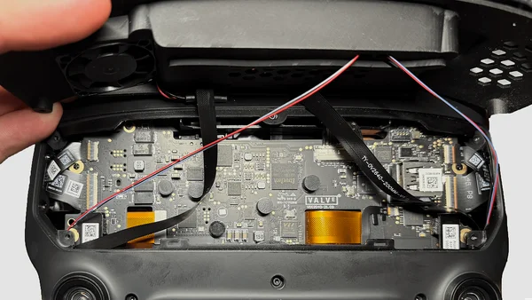 Kabelių vedimas per priekinį skydelį, rodant teisingas pozicijas