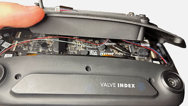 Dešiniojo kabelio detalė prie USB prievado, nuvestas tolyn nuo jungties