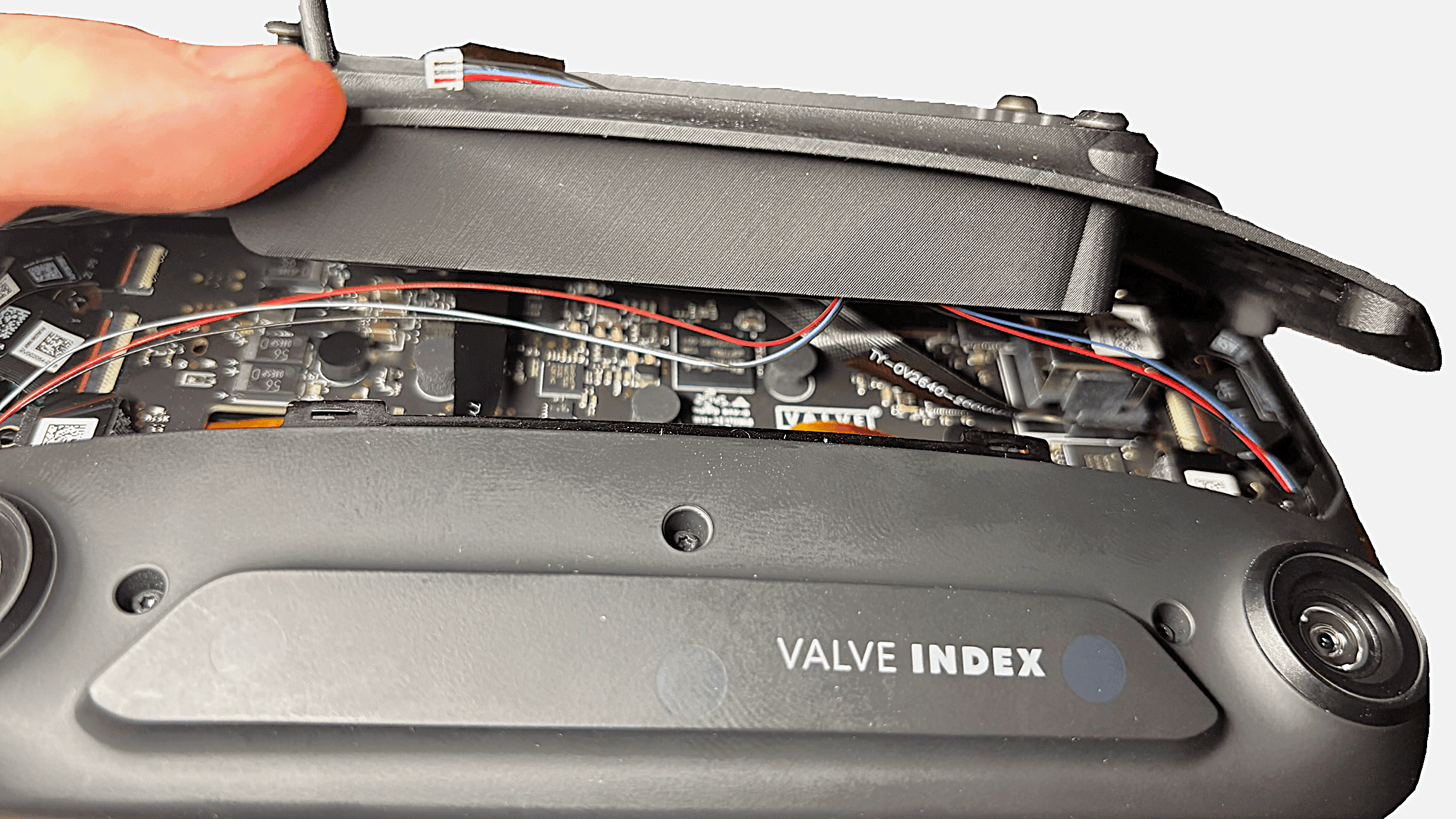 Dešiniojo kabelio detalė prie USB prievado, nuvestas tolyn nuo jungties