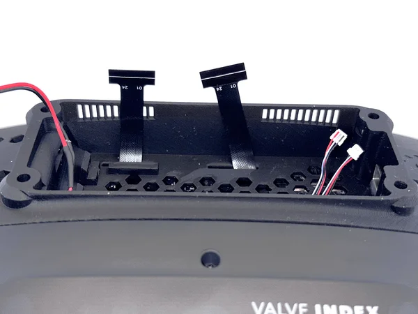 Kabeliai, kyšantys maždaug 1 cm už priekinio skydelio krašto