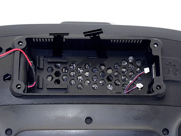 Juostinių kabelių aukso kontaktai nukreipti aukštyn pralaidoje