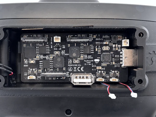 Pagrindinė plokštė dedama kampu į USB jungtį