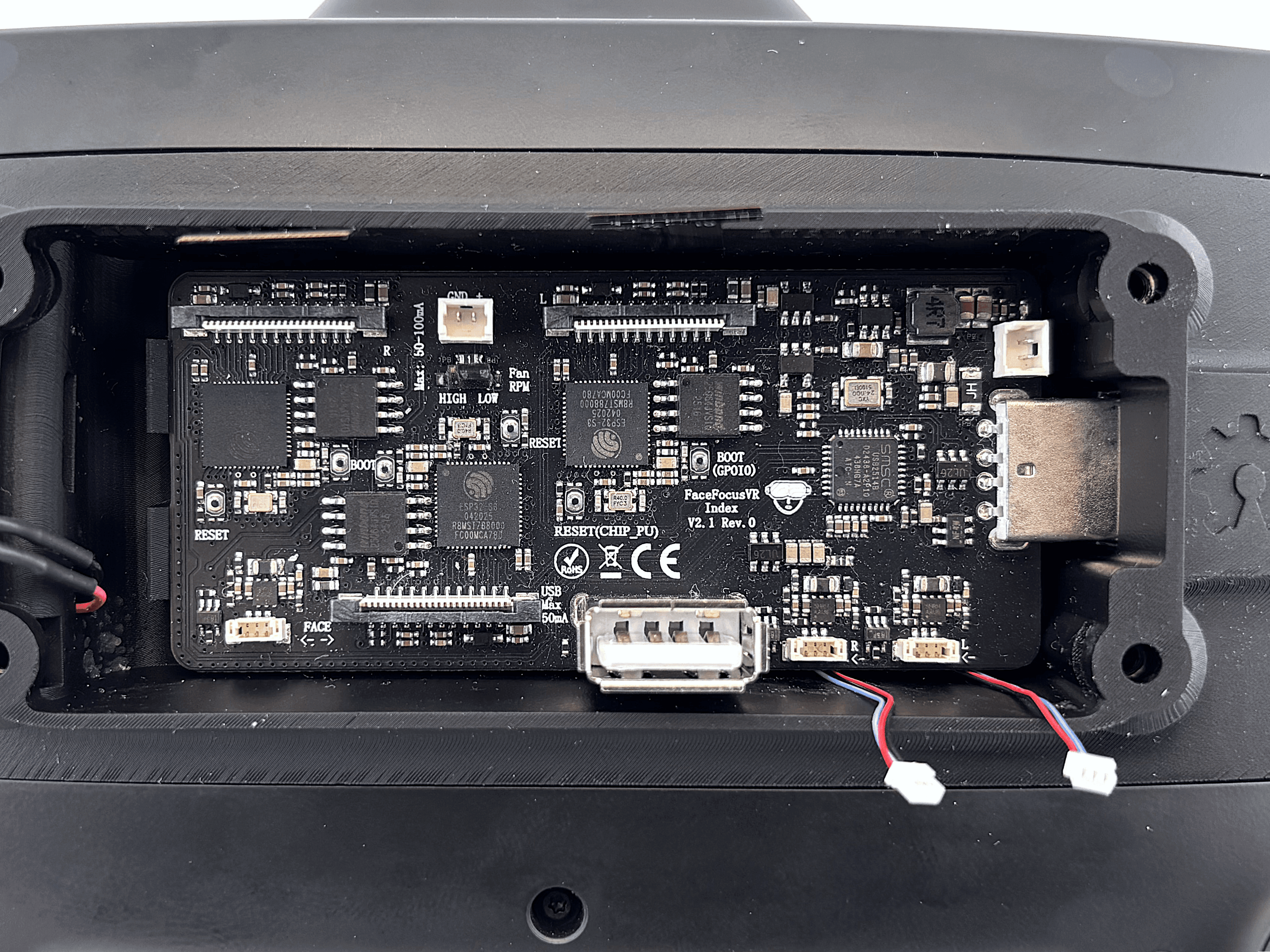 Pagrindinė plokštė dedama kampu į USB jungtį