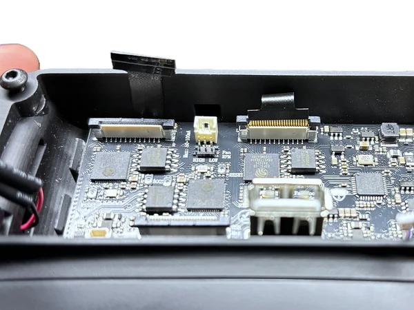 Juostinis kabelis švelniai palenktas ir prijungtas prie pagrindinės plokštės