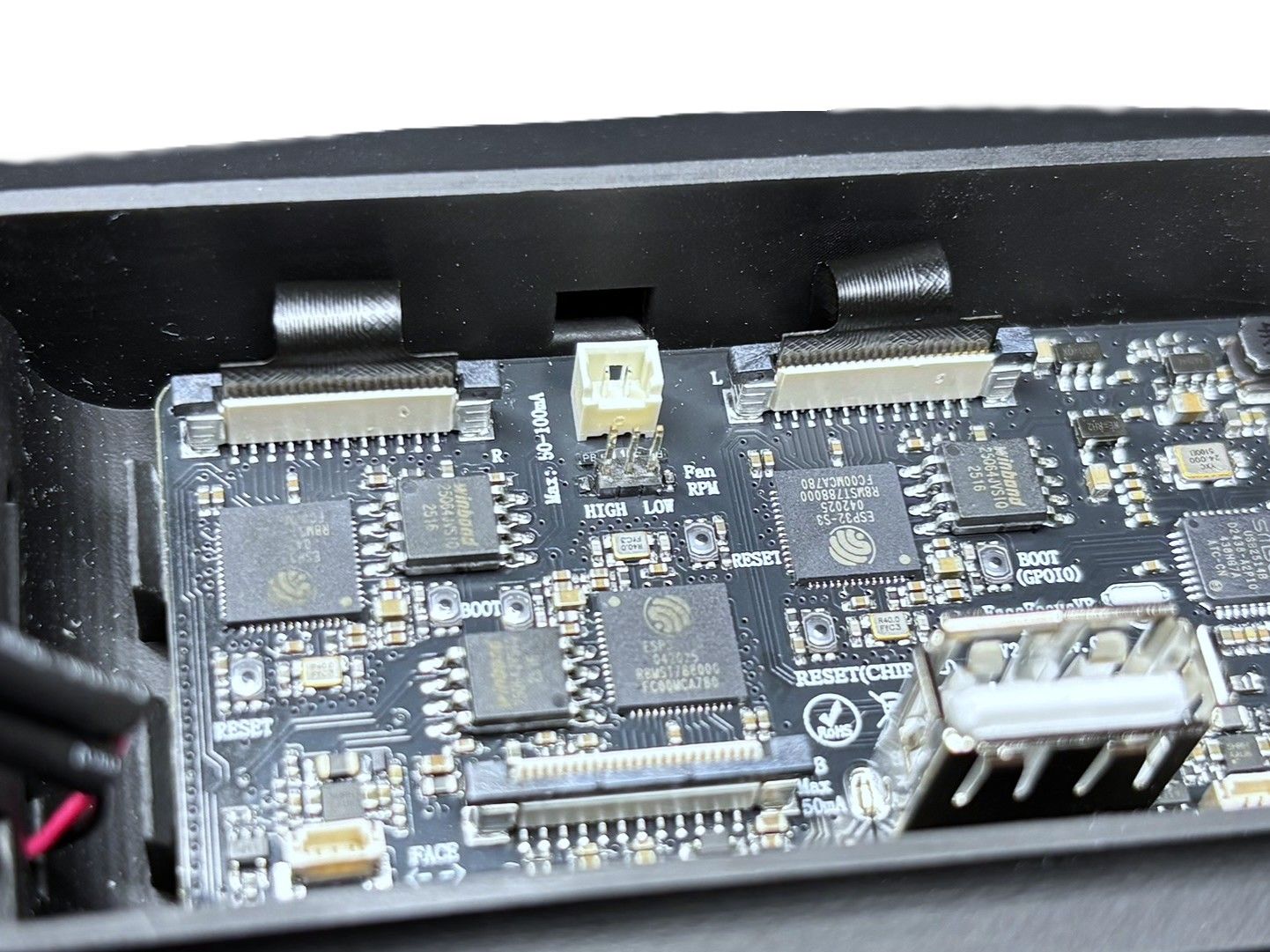 Juodi ZIF jungties fiksatoriai pakelti aukštyn