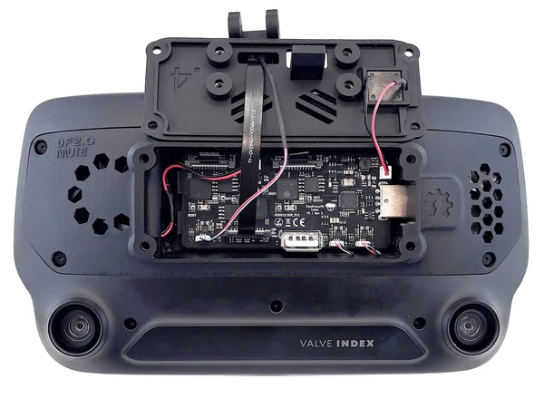 Veido sekimo modulis pravestas per priekinį dangtelį ir prijungtas prie plokštės