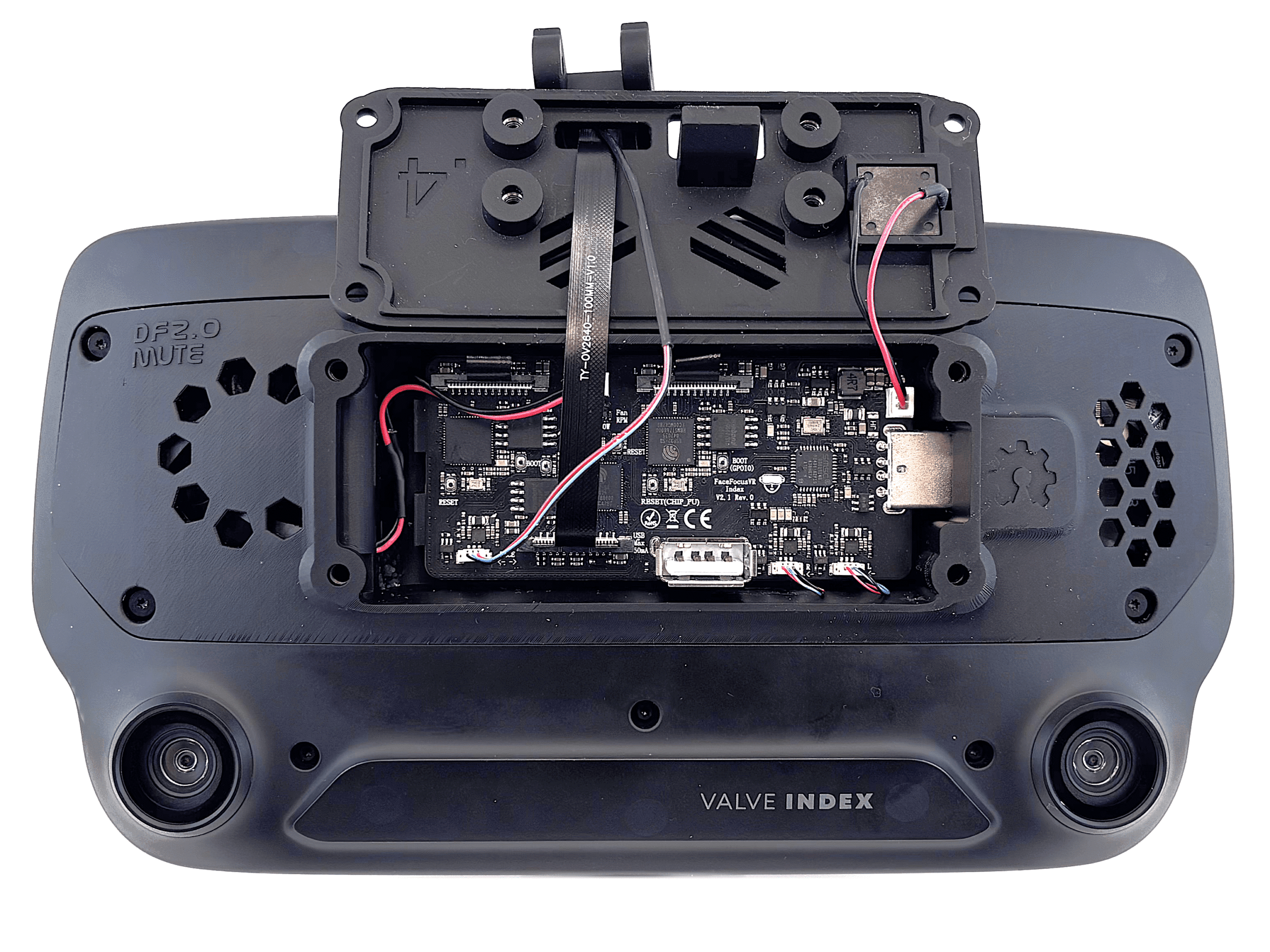 Veido sekimo modulis pravestas per priekinį dangtelį ir prijungtas prie plokštės