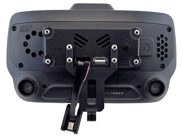 Juostinis kabelis pravestas per numatytą laikiklį