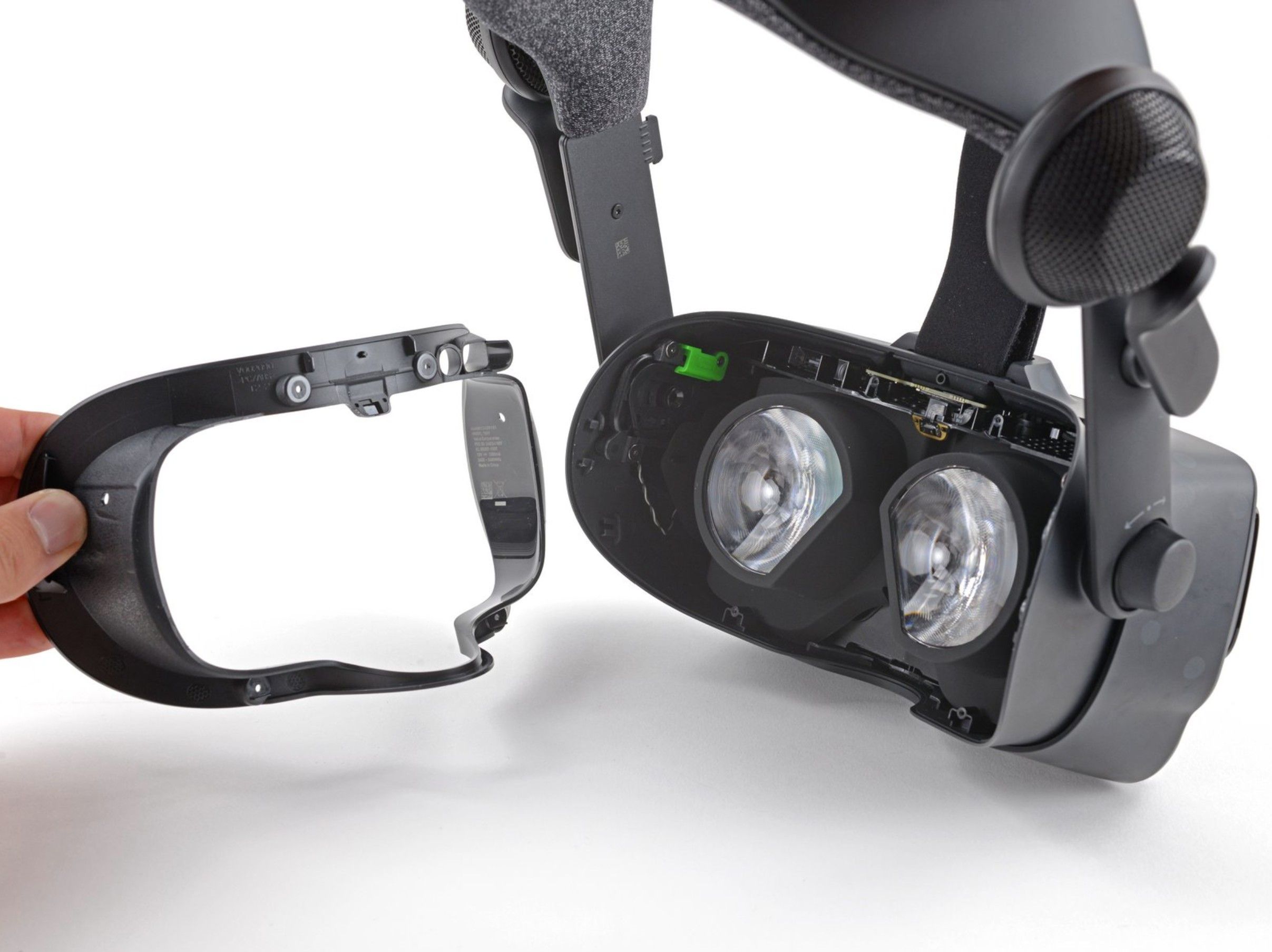 Rėmelis visiškai nuimtas, matomi ausinių vidiniai komponentai