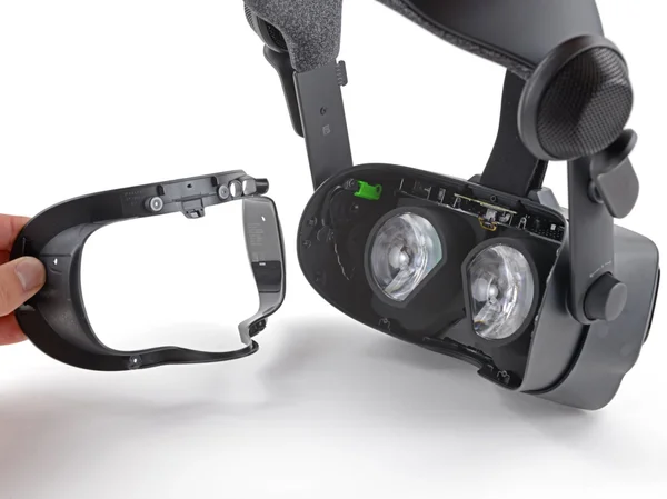 Rėmelis visiškai nuimtas, matomi ausinių vidiniai komponentai