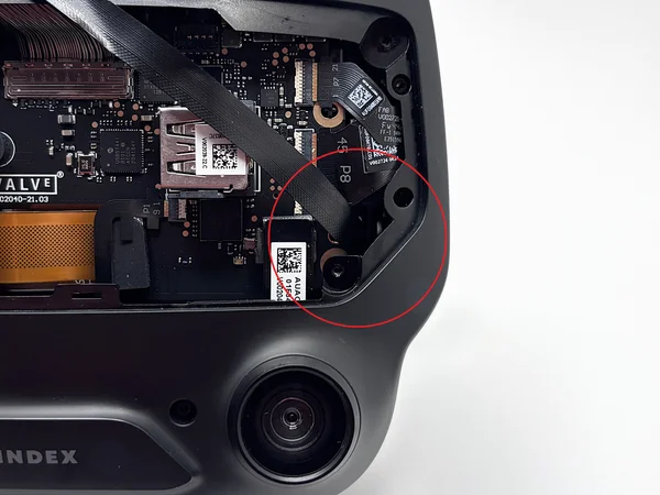 Priekinis vaizdas su pažymėta zona, kur kabelis išeina