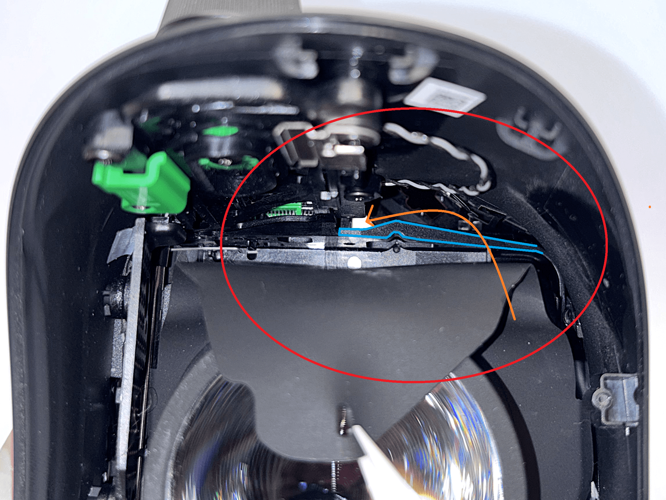 Pavyzdinis paveikslėlis, rodantis kabelio vedimo kelią dešinei pusei