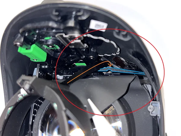 Dešiniojo juostinio kabelio vedimas už plastikinės detalės