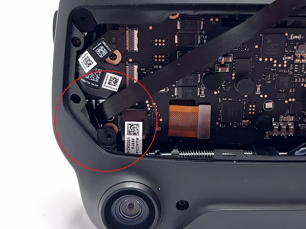 Priekinis vaizdas su pažymėta zona, kur dešinysis kabelis išeina