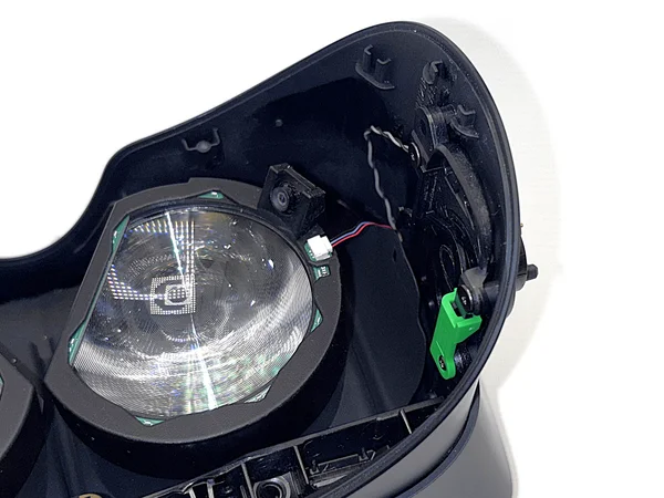 Žiedas prispaustas ant lęšio, perteklinis kabelis ištrauktas