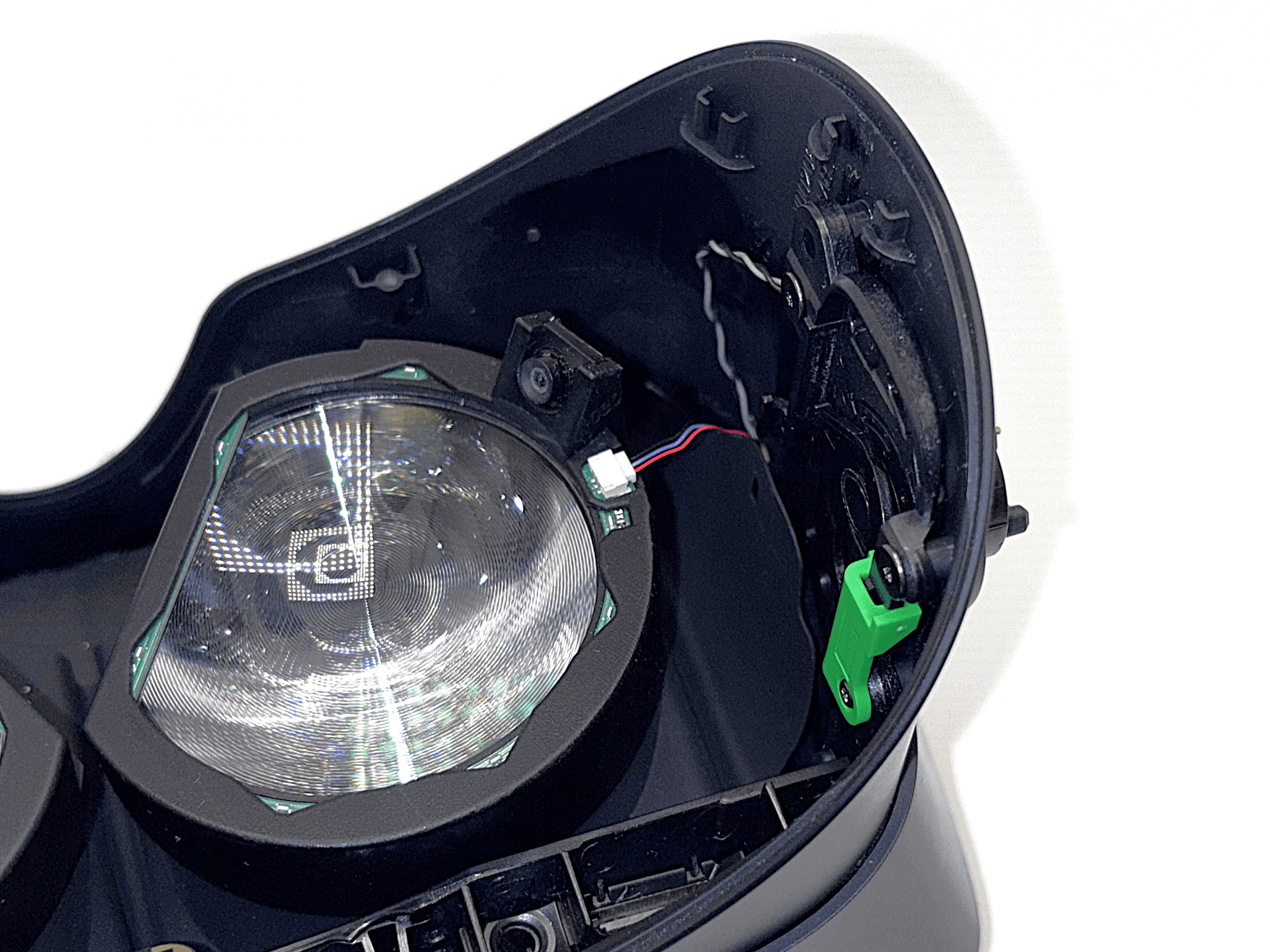 Žiedas prispaustas ant lęšio, perteklinis kabelis ištrauktas