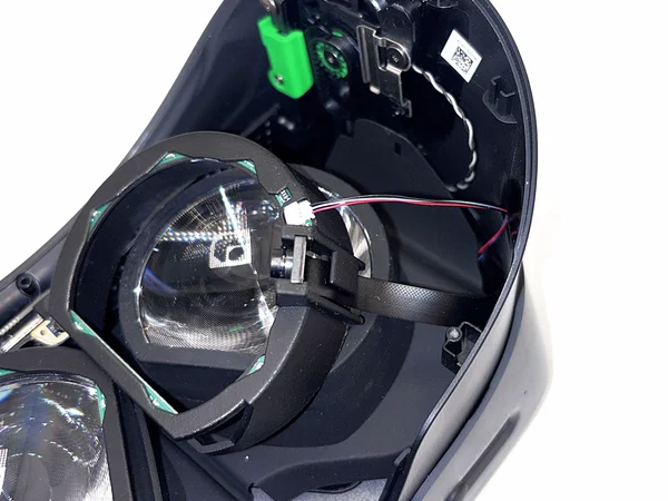 Dešinysis LED kabelis vedamas tuo pačiu keliu kaip 6 žingsnyje